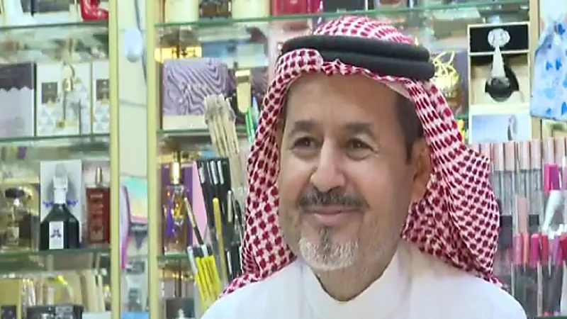 بالفيديو .. مواطن متقاعد يُكمل حلم زوجته الراحلة