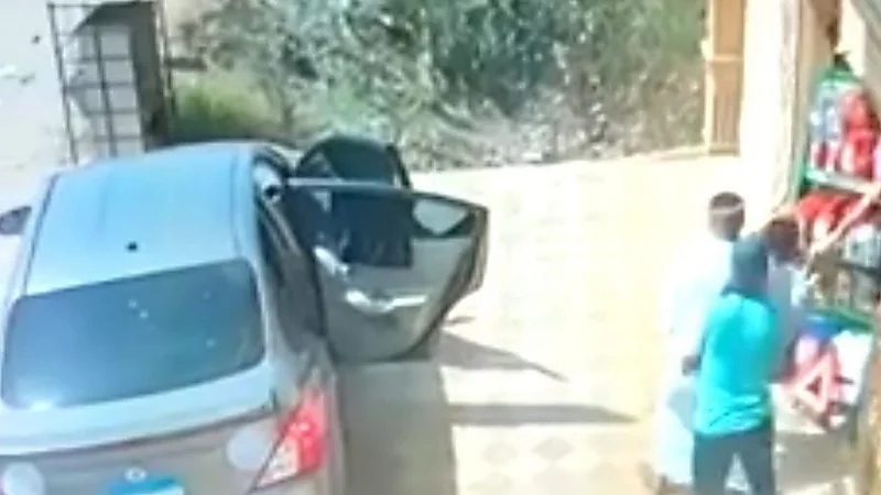 شاهد.. لحظة اختطاف طفل على يد ملثمين أمام محل والفرار به في سيارة  