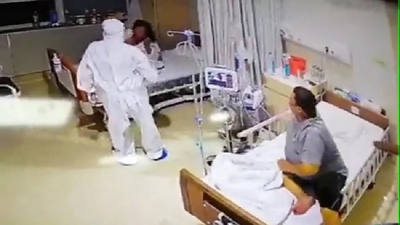 شاهد.. مريضة بكورونا تصرخ بعد دخول الممرض لغرفتها:" ظنت أنه شبح"