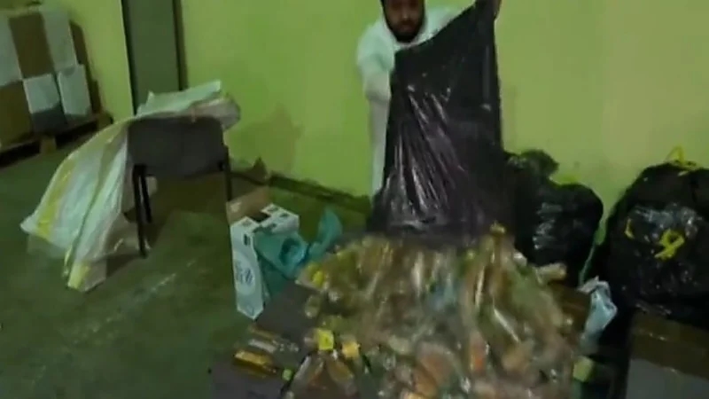 شاهد.. التجارة تطيح بمواطن حول مستودعه لغش المنتجات الغذائية في الرياض