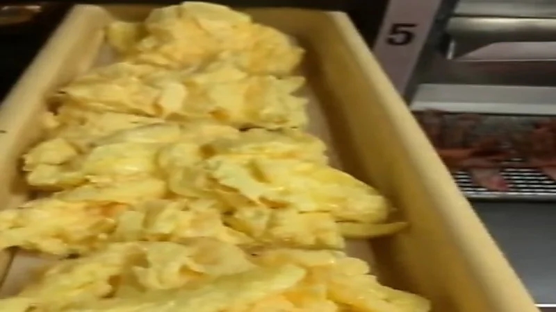 شاهد: عامل بأحد المطاعم الشهيرة: البيض ليس طازجا ويتم إعداده من سائل أصفر