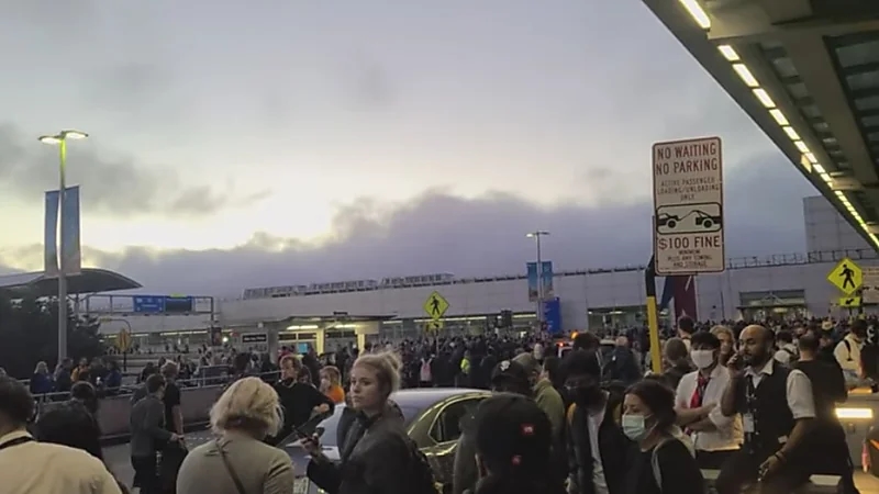 شاهد.. لحظة إخلاء مطار سان فرانسيسكو بعد اكتشاف وجود قنبلة