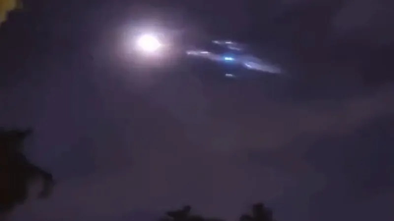 شاهد.. لحظة سقوط حطام ‎الصاروخ الصيني قرب ماليزيا