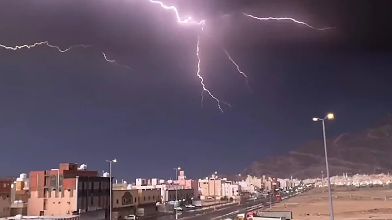 شاهد .. البروق تضئ سماء مكة بالتزامن مع هطول الأمطار