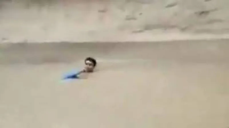 شاهد.. مذيع باكستاني يغطي خبر السيول "من قلب الحدث"