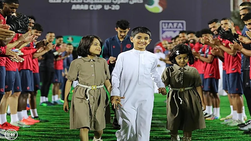 بالصور.. ضمك يكرم حامل حقائب أختيه 