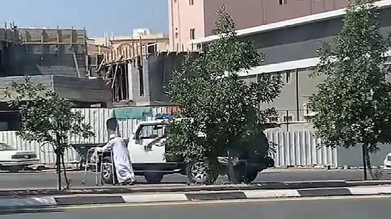 شاهد .. رجل أمن يوقف الطريق لمساعدة مسن على العبور