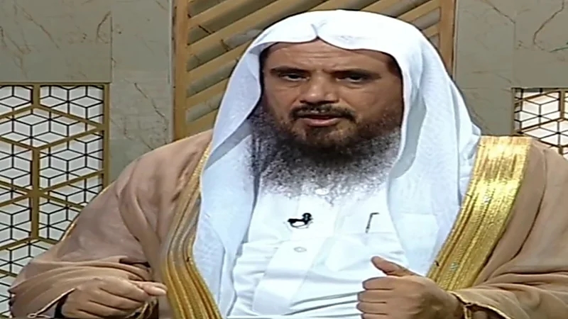 بالفيديو.. "الخثلان" يوضح حكم أكل الثوم والبصل أو شرب الدخان للمصلي