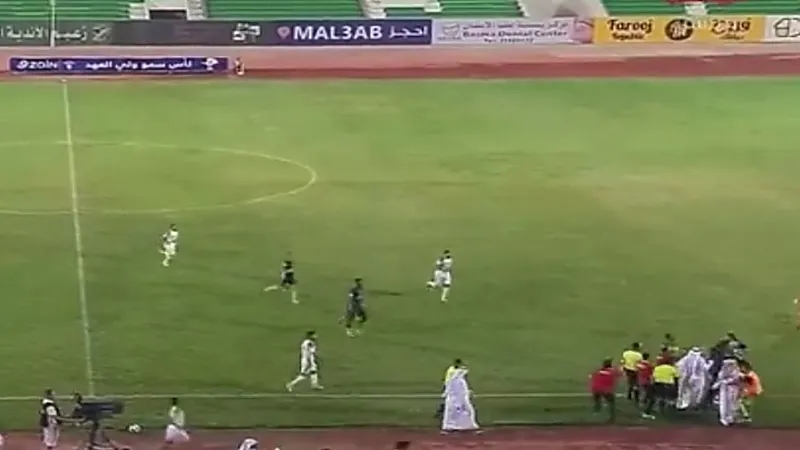 شاهد.. تشابك بين لاعب نادي الكويت فهد الهاجري وأحد إداريي نادي السالمية