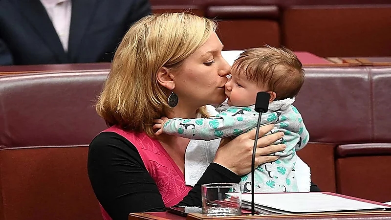 إيطاليا تسمح للنائبات باصطحاب أطفالهن إلى مجلس النواب