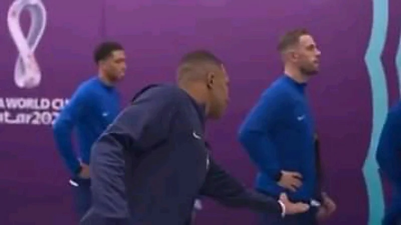 بالفيديو.. تجاهل ووكر وهندرسون مصافحة مبابي في المونديال