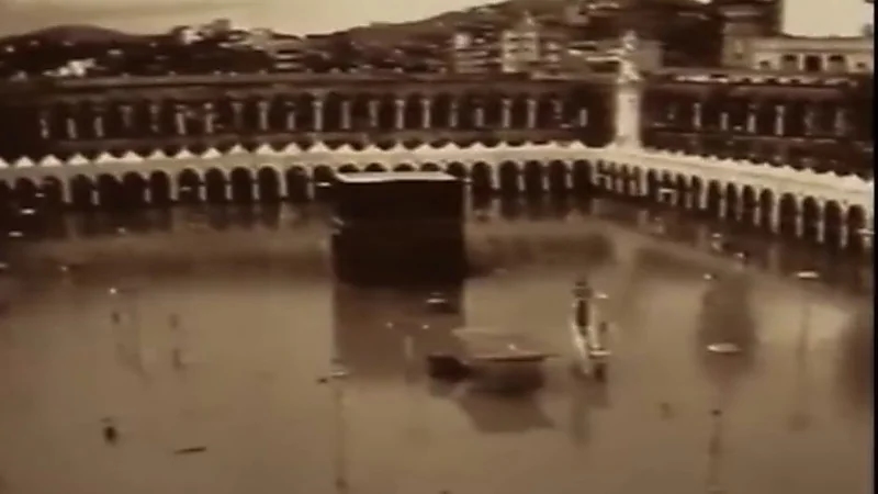 شاهد.. فيديو نادر للحرم المكي وامتلاء صحن المطاف بمياه الأمطار