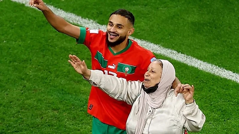 حقيقة وفاة والدة المغربي "بوفال" بعد تعرضها لوعكة صحية 