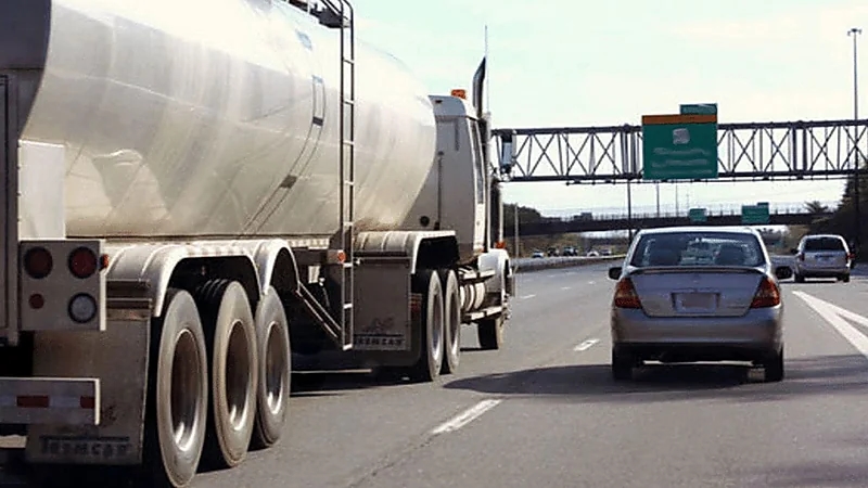المرور تحدد 4 ضوابط للقيادة بجوار الشاحنات والمركبات الثقيلة