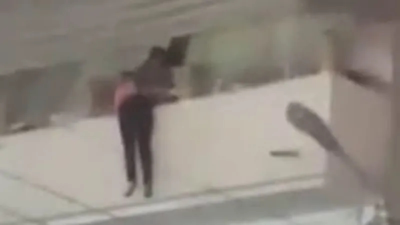 شاهد.. خادمة تحاول القفز من شقة رجل أعمال شهير 