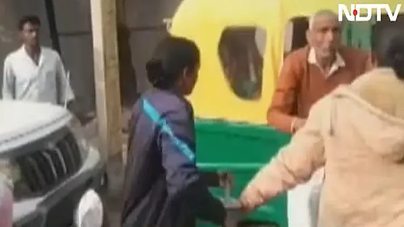 بالفيديو.. لحظة ضرب مُسن على يد سيدات