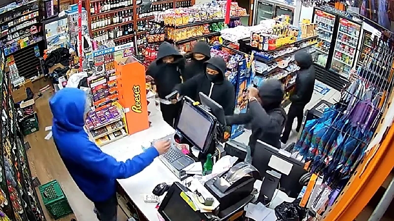 بالفيديو .. مراهقون يرهبون عامل في محل بقالة بمسدس