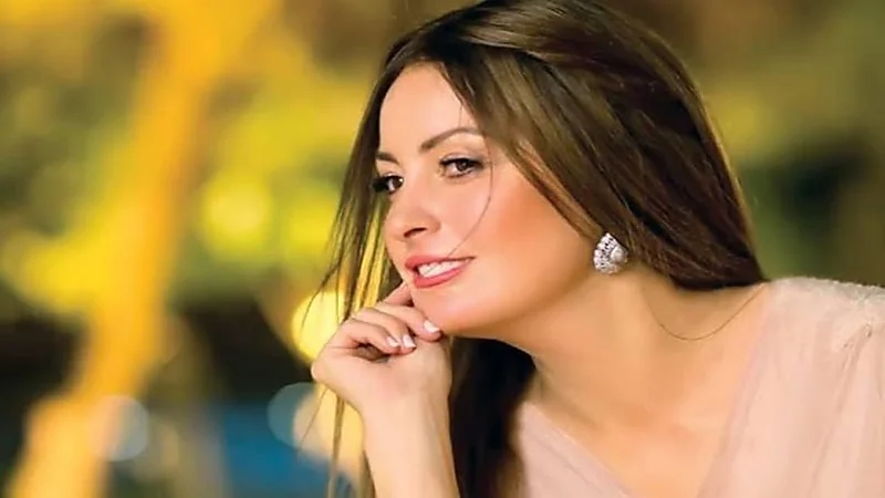 نيرمين الفقي تستعرض أنوثتها بإطلالة جذابة 