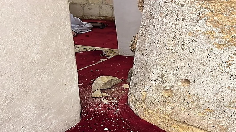 بالفيديو.. سقوط حجارة من جدران مصلى قبة الصخرة