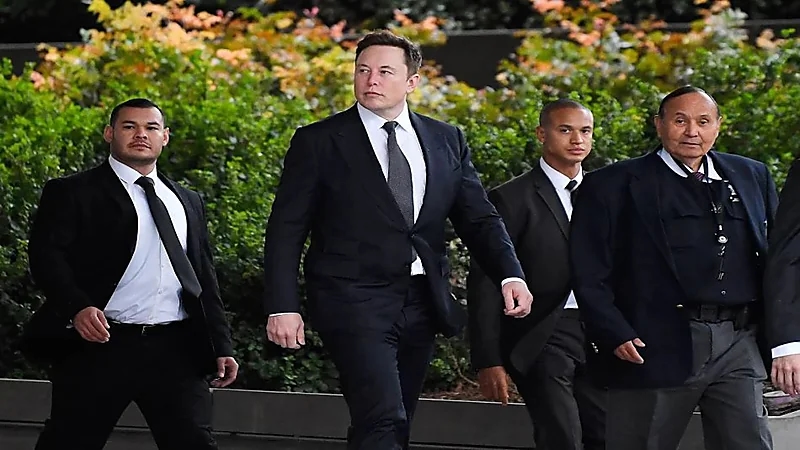 حراس يرافقون" ماسك" حتى إلى "الحمام"