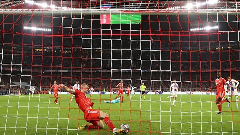 حارس بايرن ميونخ يهدي زميله شاحنة شوكولاتة