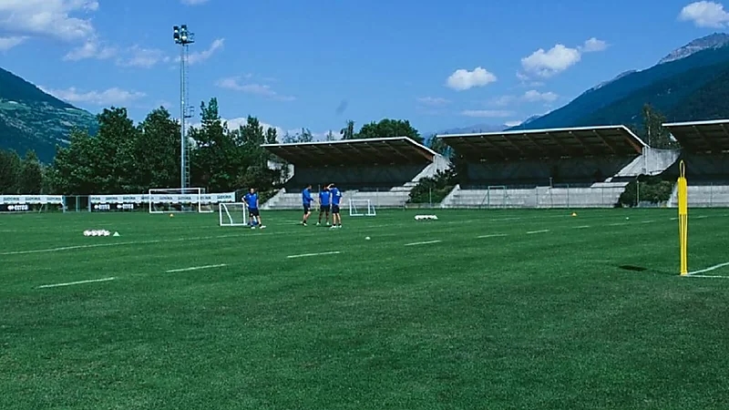 طرد لاعب بعد ضبطه يتبول على جانب الملعب!