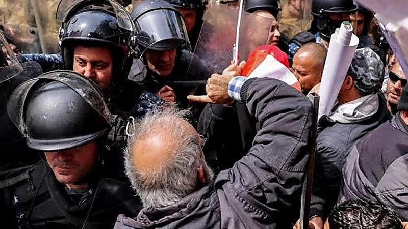بالفيديو.. اشتباكات بين الأمن ومتقاعدين عسكريين في لبنان
