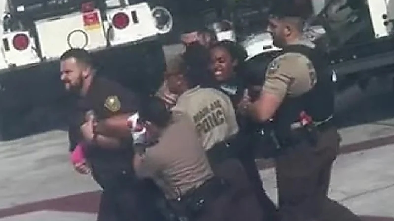 شاهد.. الشرطة الأمريكية تحمل مسافرة وتلقيها خارج الطائرة