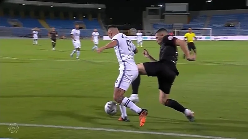 التحكيم: ضربة جزاء للهلال لم يعلن عنها حكم المباراة للاعب ميشايل