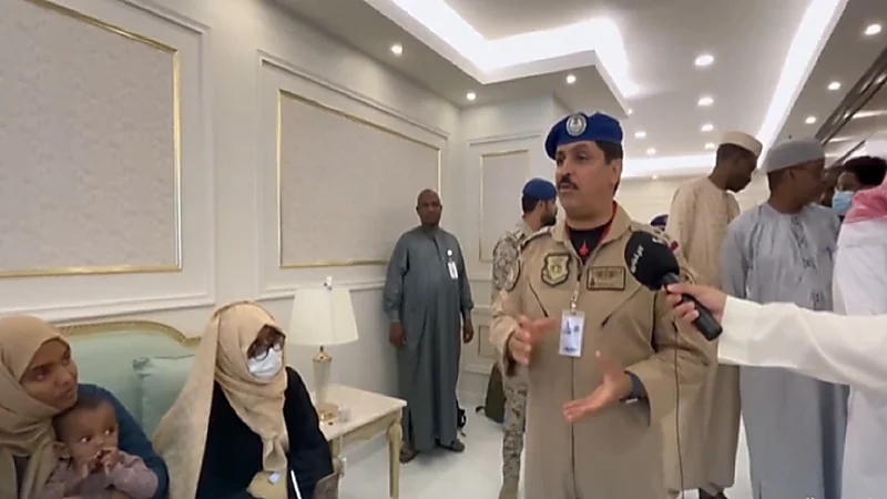 قائد القاعدة الجوية للقادمين من السودان: "شرفتونا واللي تحتاجونه حاضرين فيه"