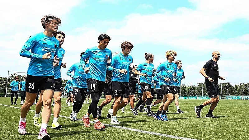 غياب قائد نادي أوراوا ساكاي عن التدريبات بسبب الإصابة (صور)