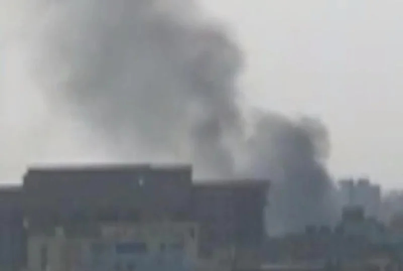 شاهد.. أعمدة الدخان تتصاعد في سماء الخرطوم