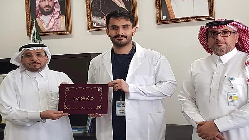 جامعة الملك سعود تكرم طالب اكتشف خطأً في كتاب "طب الأطفال"