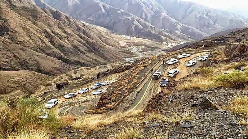 الانهيارات تعطل سير المركبات بعقبة الصماء