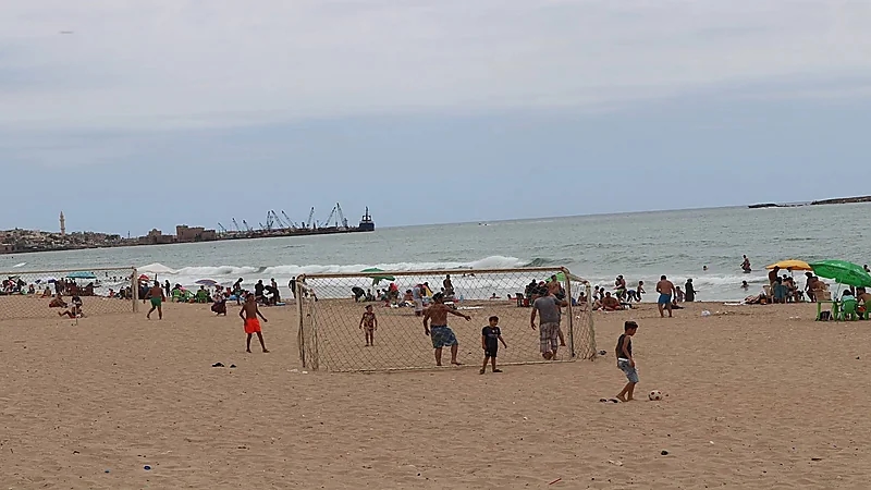 شيخ يستعين بـ15شابا لطرد امرأة من شاطئ