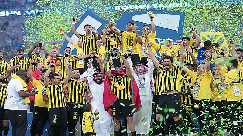 فرحة لاعبي الاتحاد أثناء احتفالهم بالتتويج بلقب دوري روشن ..فيديو 