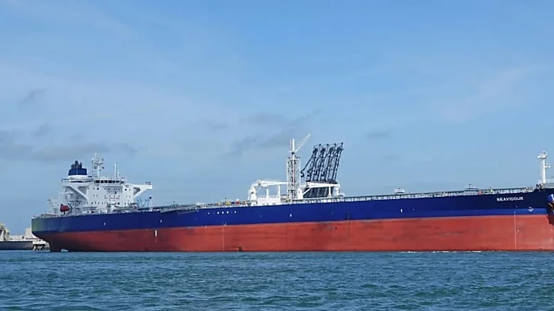 مصر تدفع بـ3 زوارق لسحب ناقلة نفط تعطلت بقناة السويس