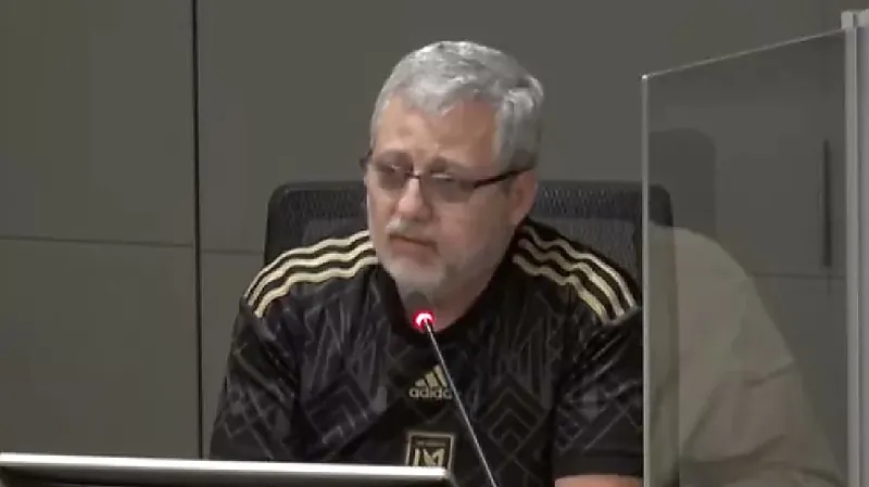 تحريض وهجوم على مسلم يعيش في أمريكا عارض المثلية (فيديو)