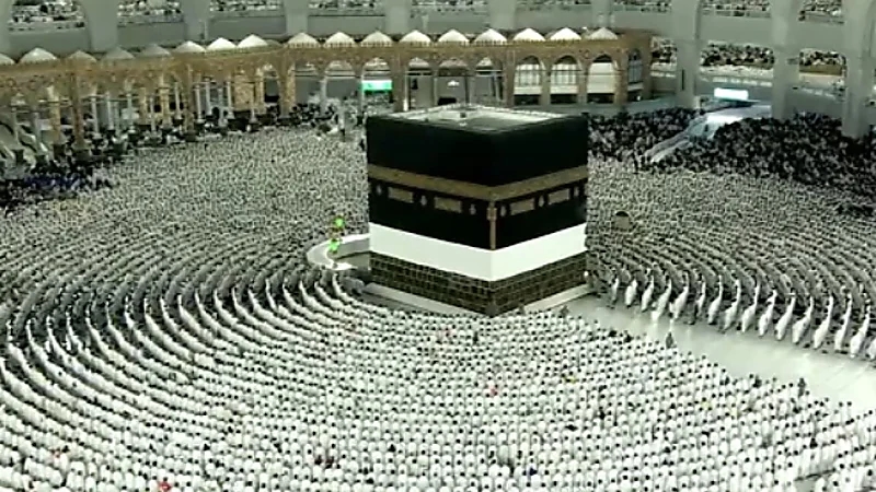 لقطات روحانية لجموع المصلين أثناء تأديتهم صلاة الفجر في الحرم المكي .. فيديو