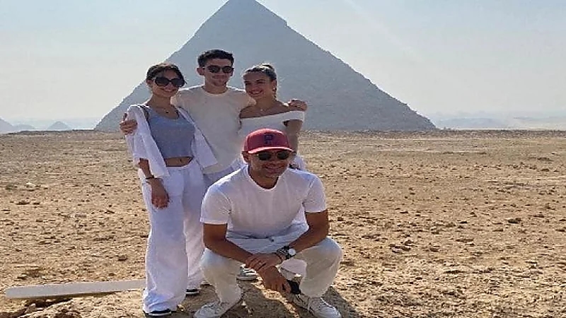 مدرب مانشيستر سيتي وأسرته في زيارة للأهرامات وأبو للهول
