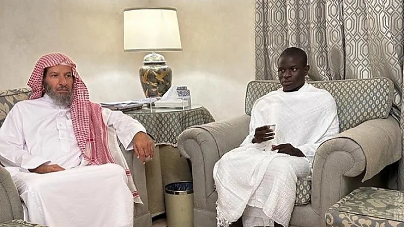 كانتي يتواجد في مكة المكرمة لأداء فريضة الحج.. فيديو