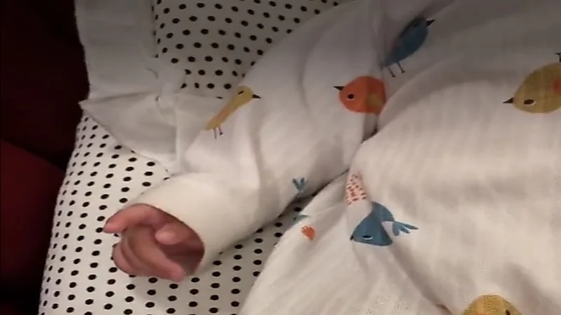 مشهد مُبهر لرضيعة ترفع إصبع التوحيد كلما ذُكر اسم الله!.. فيديو