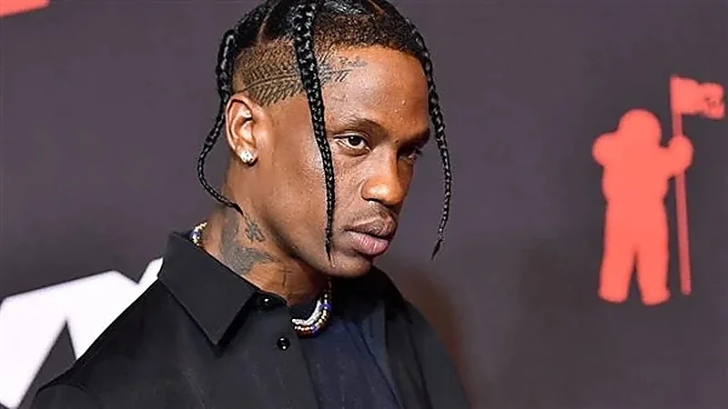 ترافيس ينفي صحة إلغاء حفله في الأهرامات المصرية.. فيديو