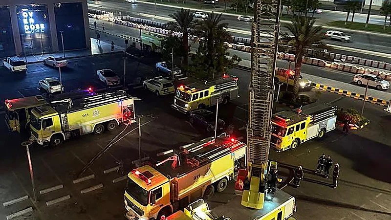 مدني جدة يخمد حريقًا محدودًا اندلع في مجمع تجاري