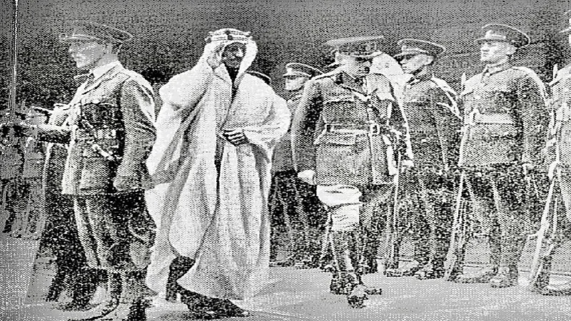 صورة قديمة للملك سعود لدى استقباله بقصر باكنغهام في لندن