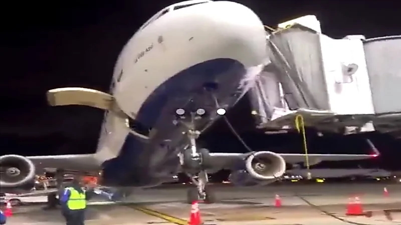 سقوط طائرة على ذيلها أثناء توقفها في المطار.. فيديو