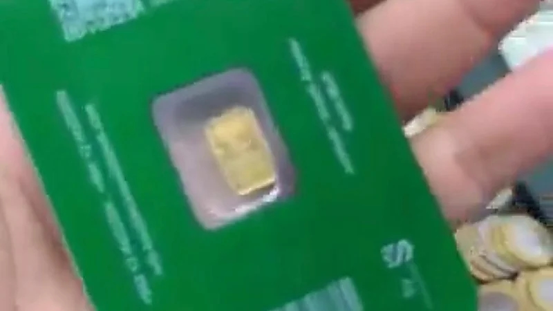 صاحب محل ذهب : عندنا زبون يجينا شهريًا  يشتري سبائك بالهلل الزايد ٠٠فيديو