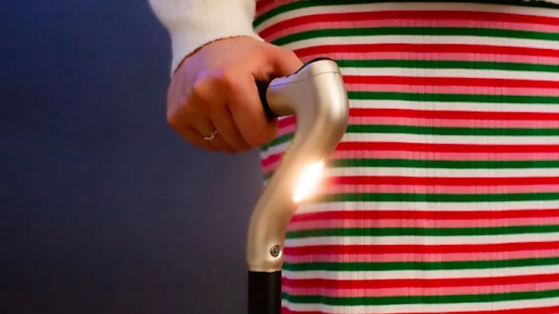 عكازات تمكنك من إجراء المكالمات ومتابعتك عند الطوارئ