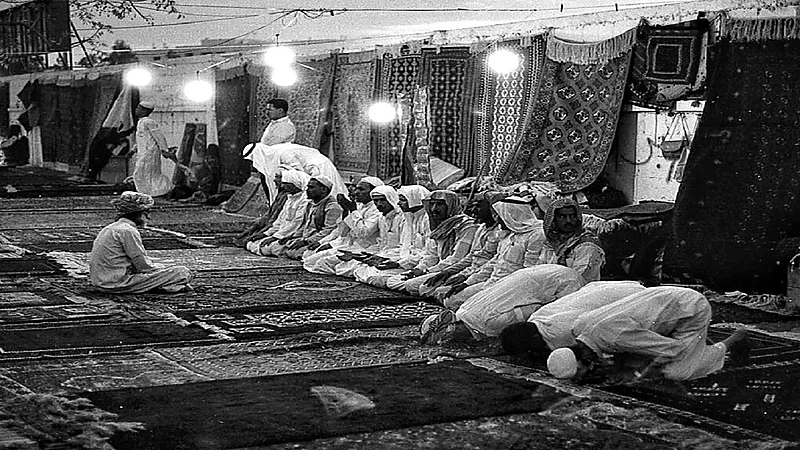 صورة قديمة لسوق الزل في وقت الصلاة