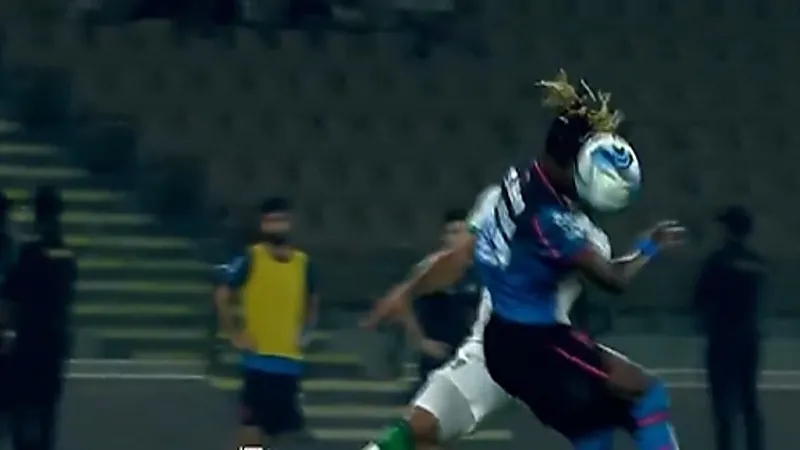 لحظة إصابة علي مجرشي وإسلام هوساوي بعد تداخل عنيف .. فيديو